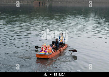 Idole der Lord Ganesh ergriffen im Boot für Immersion Pune Maharashtra Indien Asien Stockfoto