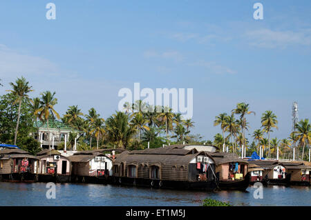 Mehrere Hausboote in den Backwaters von Kerala Indien Asien in Alleppey geparkt Stockfoto