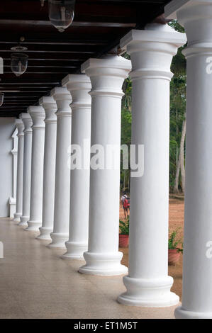 Weiße Säulen der Kalloorkad St. Mary Forane Kirche Champakulam Alleppey Kerala Indien Stockfoto