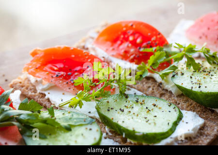 Gesunde Ernährung-Thema. Sandwiches gemacht der finnischen Roggen Knäckebrot, Weichkäse, Gurken, Tomaten, Petersilie und Pfeffer Stockfoto