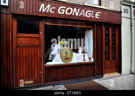 Gerahmte Bild von Jesus, umgeben von Blumen in einem Schaufenster in Buncrana, County Donegal, Irland am fest von Corpus Christi Stockfoto