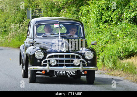 1953 Morris Oxford Vintage schwarz 4-türige Limousine auf Country Road, Burnfoot, County Donegal, Irland. Stockfoto