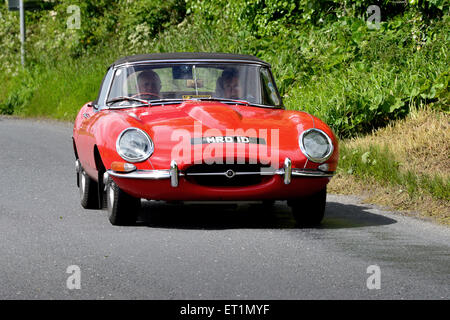 1960er Jahre Jaguar E-Type rot Sportwagen-Klassiker auf Country Road, Burnfoot, County Donegal, Irland Stockfoto