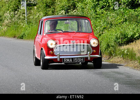 Austin Mini Cooper S 1965 Oldtimer auf Country Road, Burnfoot, County Donegal, Irland. Stockfoto