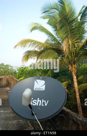 Gericht TV-Antenne auf Dorfhaus Terrasse Indien, indische Direktübertragung Satelliten-Service-Anbieter Stockfoto