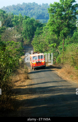 Staatlicher Transportbus auf Dorfstraße; Lanja; Bezirk Ratnagiri; Maharashtra; Indien Stockfoto