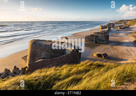 Einige Zweiter Weltkrieg Bunker sind in den Dünen gebaut und jetzt fallen sie nach unten Stockfoto