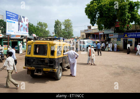 Jeep-Taxi am Vengurla Dorf; Satara Bezirk; Maharashtra; Indien Stockfoto