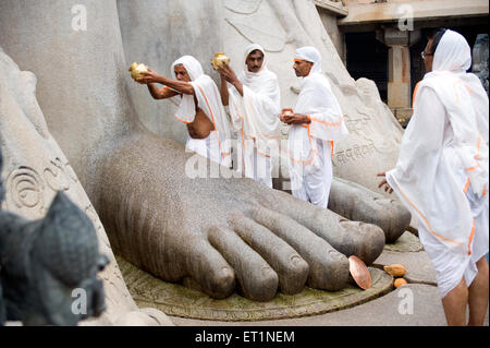 Gießen von Wasser auf Füße von Jain Gottheit Gomateshvara; Sravanabelagola; Hassan; Karnataka; Indien Stockfoto