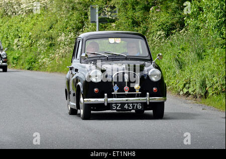 Austin A35; Schwarz; klassische kleine britische Salon 1957 4 die Autotür auf Country Road, Burnfoot, County Donegal, Irland Stockfoto