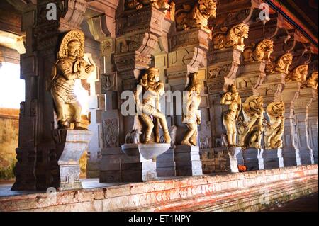 Korridore und geschnitzte Säulen des Tempels Rameshwaram; Tamil Nadu; Indien Stockfoto