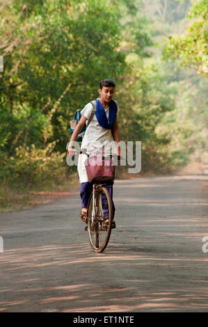 Junge Mädchen, die mit dem Fahrrad zur Schule gehen, Lanja, Ratnagiri, Maharashtra, Indien, HERR#556 Stockfoto