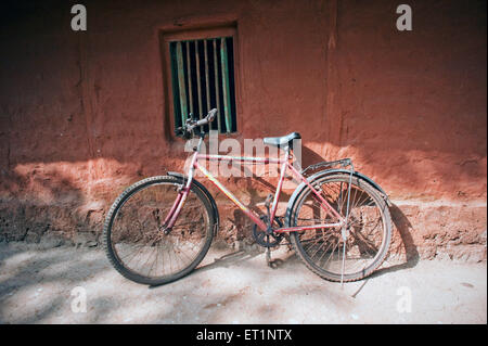 Fahrrad unter dem Fenster geparkt; Dorfhaus; Rajwadi; Sangameshwar; Ratnagiri; Maharashtra; Indien; Asien Stockfoto