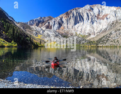 Kajakfahrer in Convict Lake im Herbst Stockfoto