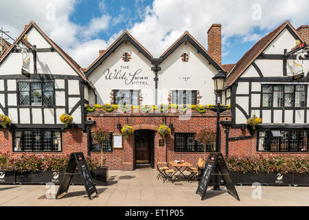 Das White Swan Hotel in Stratford-upon-Avon, England ist und wird von Fullers Brauerei geführt. Stockfoto