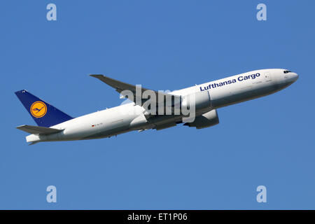 Frankfurt, Deutschland - 17. September 2014: A Lufthansa Cargo Boeing 777-F Frachter ausziehen aus Frankfurt International Flughafen Stockfoto