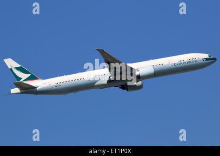 Frankfurt, Deutschland - 17. September 2014: A Cathay Pacific Boeing 777 aus Frankfurt International Airport (FRA) ausziehen. Cath Stockfoto