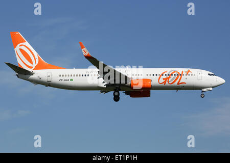 Amsterdam, Niederlande - 20. April 2015: A GOL Linhas Aereas Boeing 737-800 mit der Registrierung PR-GUA nähert sich Amsterdam Ai Stockfoto