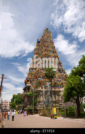 Reich verzierte und bemalte Gopuram des Sri-Meenakshi-Tempel; Madurai; Tamil Nadu; Indien Stockfoto