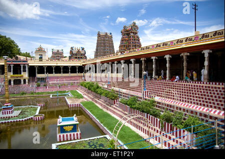 Golden Lotus Tank und Gopurams im Sri-Meenakshi-Tempel; Madurai; Tamil Nadu; Indien Stockfoto