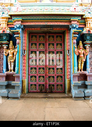 Bemalte Holztür des Sri Ranganathaswamy Tempels in Srirangam in der Nähe von Tiruchirappalli Tamil Nadu India Sri Ranganatha Swamy Tempel Stockfoto