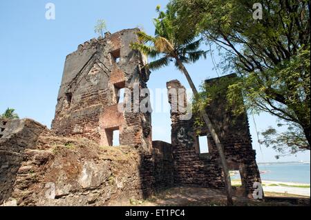 Ruinen des alten Forts St. Thomas am Tangasseri Strand Kollam Kerala Indien Stockfoto