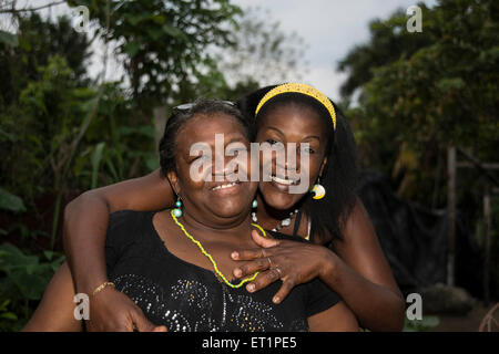 Mutter und Tochter umarmt im freien Stockfoto