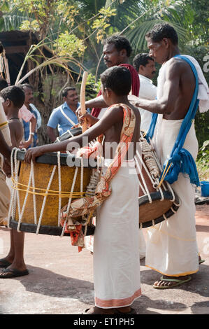 Musiker Jendai Schlagzeug zu spielen; Kerala; Indien NOMR Stockfoto