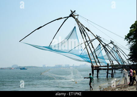 Chinesische Fischernetze ; Chinesische Netze ; Fischernetze ; Cheena vala ; stationäres Lift-Netz ; Cochin ; Kochi ; Kerala ; Indien ; Asien Stockfoto