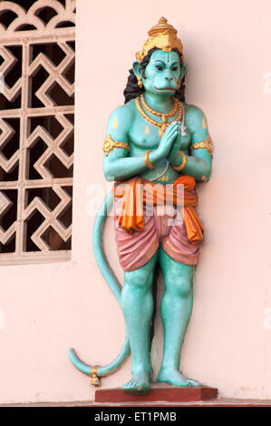 Statue von Lord Hanuman Namaste auf Tempelwand; Mangalore; Karnataka; Indien; Asien Stockfoto