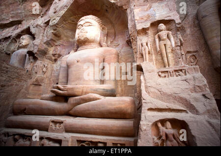 Statue von Jain Tirthankara Neminath, Urwahi Gate, Gwalior Fort, Madhya Pradesh, Indien Stockfoto