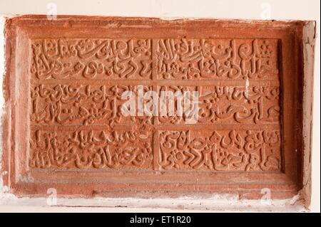 Inschrift in Arbi; Farshi auf Stein am Gujri Mahal Museum; Gwalior; Madhya Pradesh; Indien Stockfoto