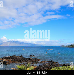 Stand up Paddleboarders, Kajakfahrer und Ausleger-Kanu-Tour vor Wailea Beach, Maui, gesehen vom Strand Weg Stockfoto