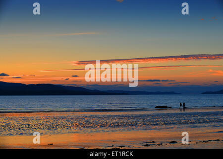 Lough Swilly, Grafschaft Donegal. 10. Juni 2015. Irland Wetter: Sonnenuntergang.  Ein paar Spaziergang Fahan Strand, County Donegal, den Sonnenuntergang über Lough Swilly. Bildnachweis: George Sweeney/Alamy Live-Nachrichten Stockfoto