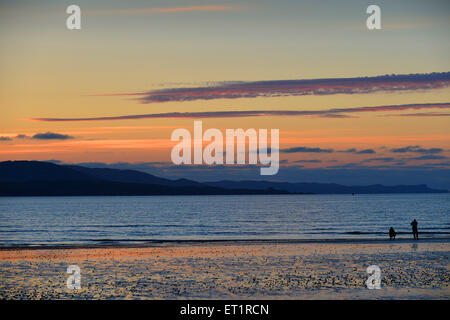 Lough Swilly, Grafschaft Donegal. 10. Juni 2015. Irland Wetter: Sonnenuntergang.  Ein paar Spaziergang Fahan Strand, County Donegal, den Sonnenuntergang über Lough Swilly. Bildnachweis: George Sweeney/Alamy Live-Nachrichten Stockfoto