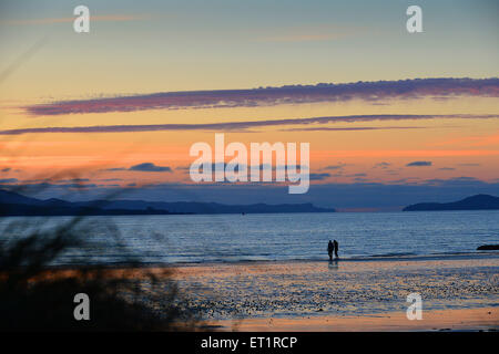 Lough Swilly, Grafschaft Donegal. 10. Juni 2015. Irland Wetter: Sonnenuntergang.  Ein paar Spaziergang Fahan Strand, County Donegal, den Sonnenuntergang über Lough Swilly. Bildnachweis: George Sweeney/Alamy Live-Nachrichten Stockfoto