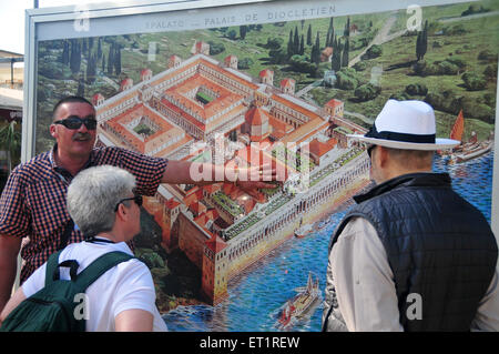 Eine Anleitung in der Altstadt von Split zeigt Kunden, wie die Mauer um ein 4. Jahrhundert römische Palast gebaut wurden. Stockfoto