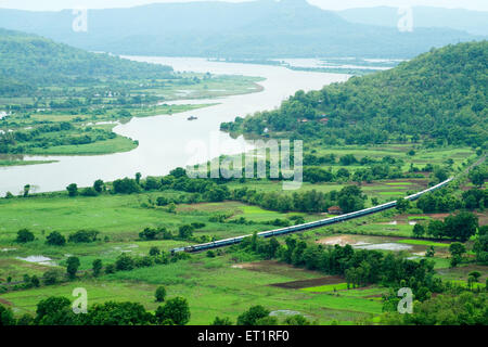 Konkan Railway durch Rohreis Feld und den Fluss vashishti Chiplun Ratnagiri Maharashtra Indien Weitergabe Stockfoto