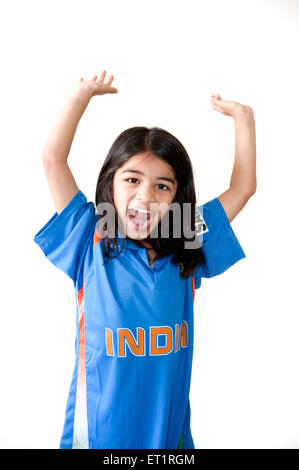 Mädchen tragen indische Cricket-Teams-t-Shirt und Freude drauf Bombay; Mumbai; Maharashtra; Indien Herr #556 Stockfoto