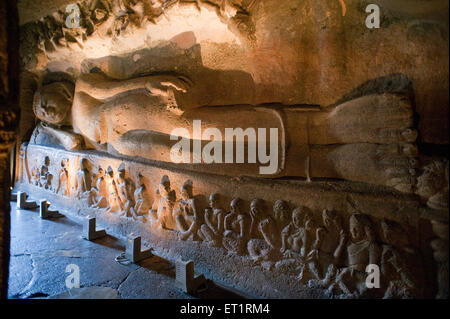 Riesige Figur des liegenden Buddha Verlegung zurück in Vorbereitung für Nirvana in Ajanta Höhlen; Aurangabad; Maharashtra; Indien Stockfoto