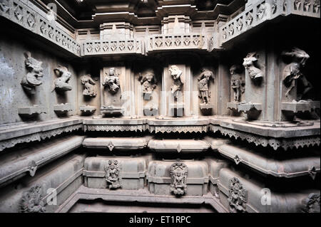 Relief-Skulpturen am Bhuleshwar Tempel in Yawat Pune Maharashtra Indien Asien beschädigt Stockfoto