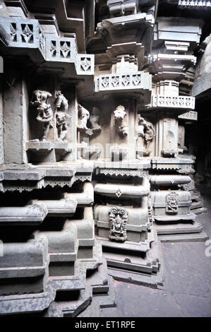 Relief-Skulpturen am Bhuleshwar Tempel in Yawat Pune Maharashtra Indien Asien beschädigt Stockfoto