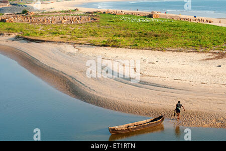 Fischer mit kleinen Boot am Creek Vengurla; Sindhudurg; Maharashtra; Indien Stockfoto