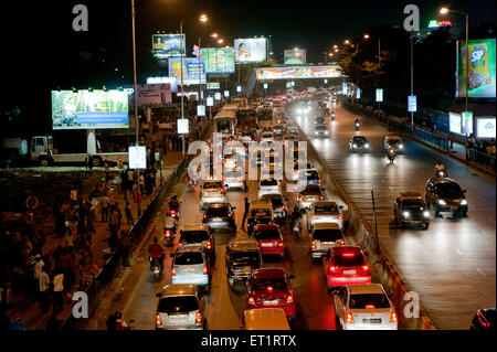 Verkehr in der Nacht auf mahim Causeway, Bombay, Mumbai, Maharashtra, Indien - stp 177415 Stockfoto
