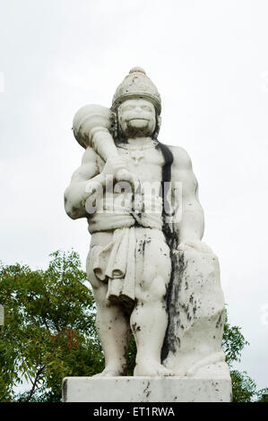 Marmorstatue von Hanuman in Yamai Mandir an Aundh; Satara; Maharashtra; Indien Stockfoto