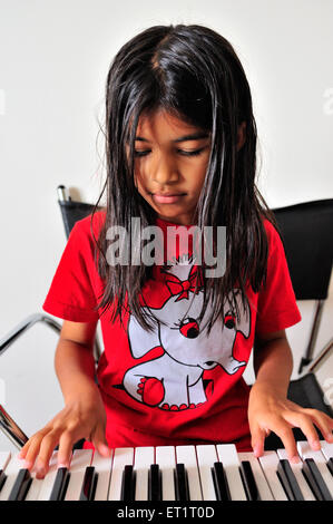 Mädchen Kind spielt elektronischen Musikinstrument Synthesizer MR#556 Stockfoto