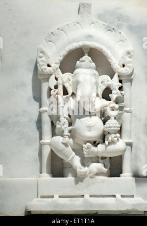 Ganesh geschnitzt in Marmorwand Neminath Tempel Gujarat Indien Asien Stockfoto