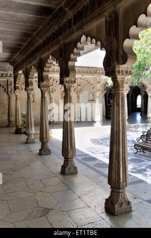 Dekorative Bögen im City Palace Museum Udaipur Rajasthan Indien Asien Stockfoto