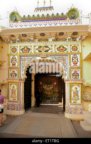 Dekorative Tor mit Wandmalerei Stadtpalast in Udaipur, Rajasthan Indien Asien Stockfoto