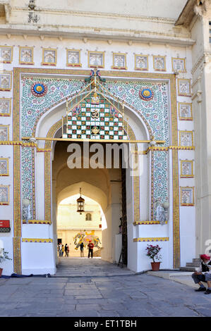 Dekorative Tor mit Wandmalerei Stadtpalast in Udaipur, Rajasthan Indien Asien Stockfoto